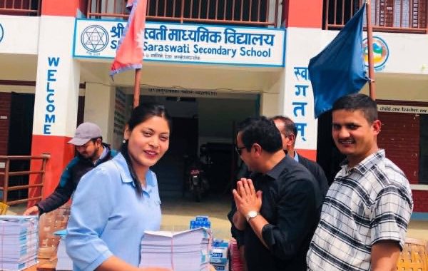 सरला–कुमार अक्षय कोषद्वारा विद्यार्थीलाई शैक्षिक सामग्री वितरण