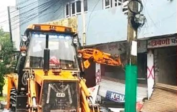 गृहमन्त्री र स्वास्थ्यमन्त्रीको निर्देशनपछि कोशी अस्पतालको जग्गामा बनेका २६ अनधिकृत सटर डोजर लगाएर हटाइयो